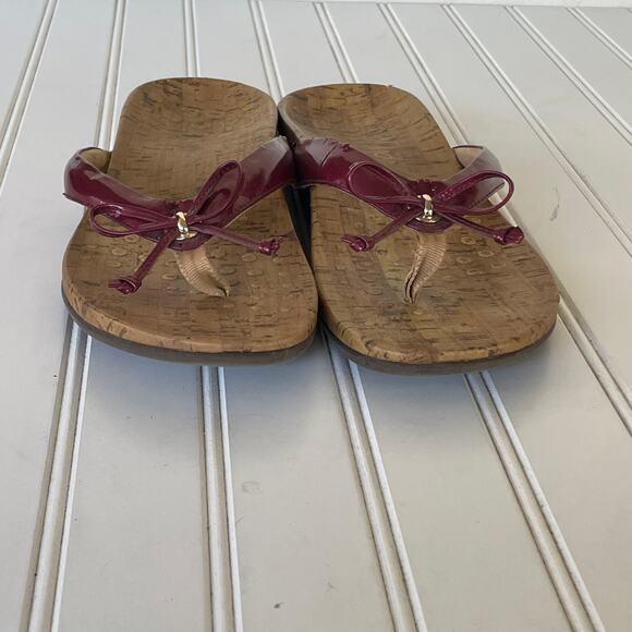 Vionic Red Patent leather flip flops size 10 - Picture 5 of 12